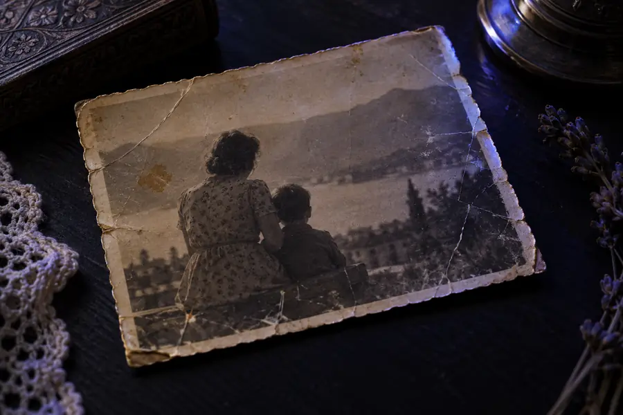 Gealtertes Originalfoto vor einer beispielhaften Restaurierung